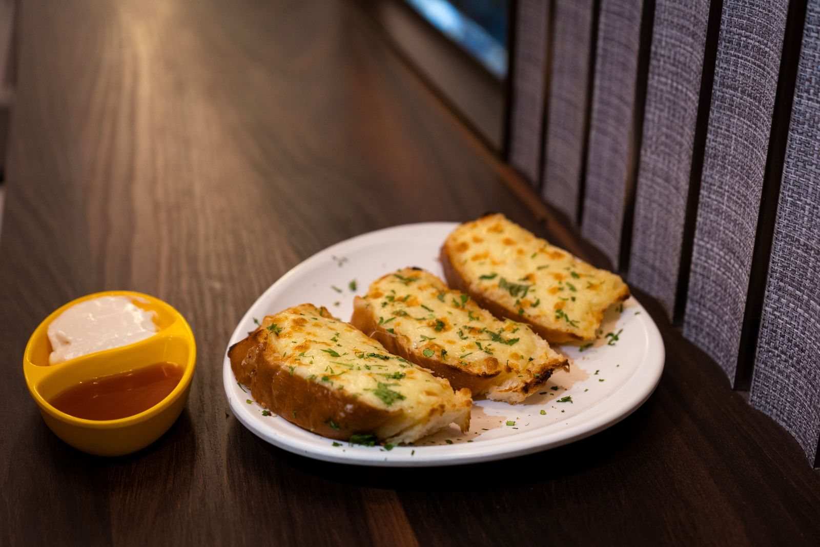 Garlic Bread with Parsley Butter — photo 1