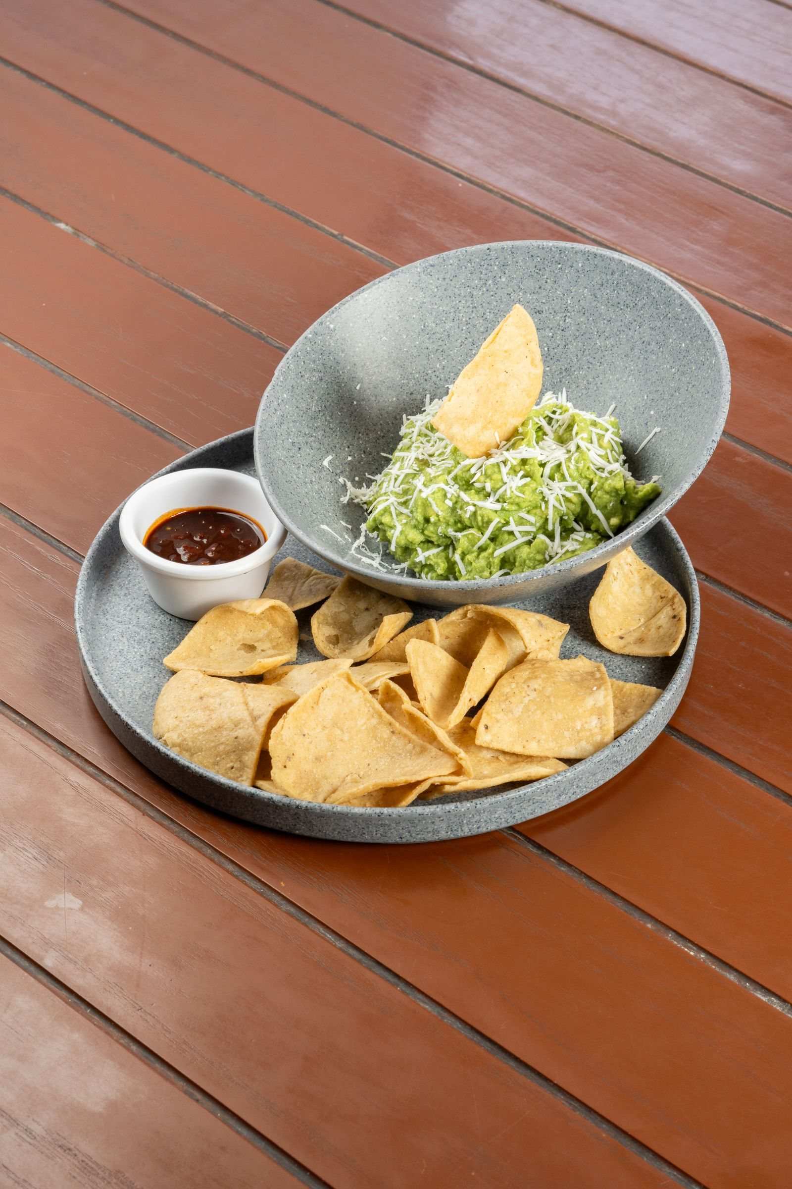 Tortilla Chips with Salsa and Guacamole — photo 1