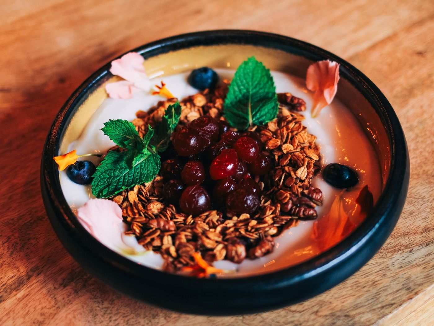 Greek Yoghurt Bowl with Nuts and Berries — photo 1